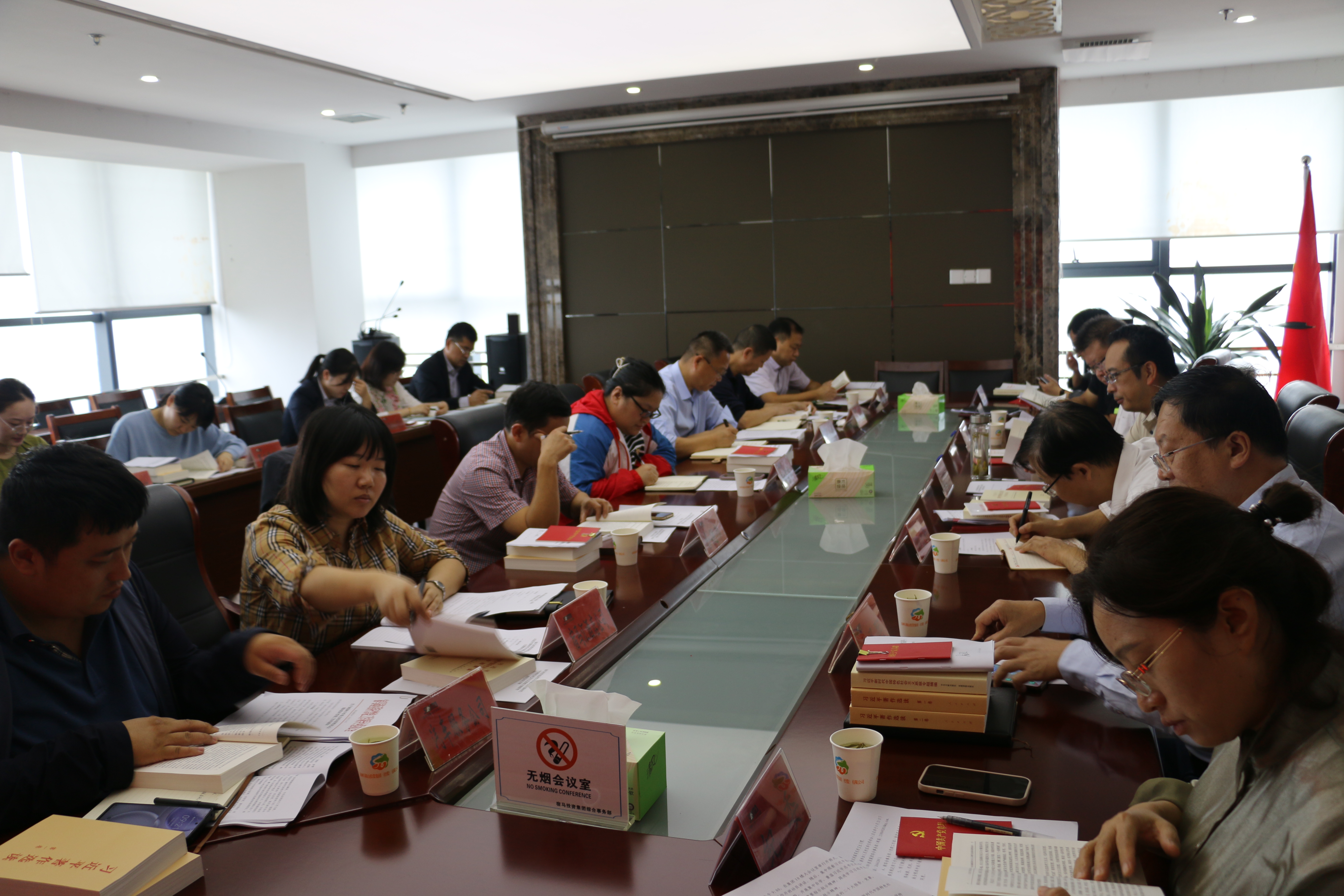 bv伟德国际1946集团学习贯彻习近平新时代中国特色社会主义思想主题教育读书班开班(图2)